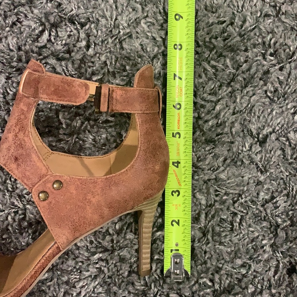 New in box! Nine West Izzy Wizzy Sandals in Cognac Leather - Picture 10 of 11